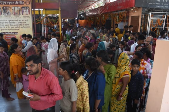 श्रद्धालुओं और राहगीरों को शर्बत, पूड़ी-सब्जी, बूंदी के लड्डू समेत अन्य प्रसाद वितरित किए गए। 