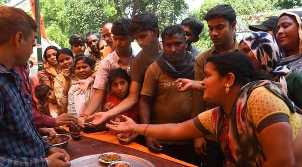 श्रद्धालुओं और राहगीरों को शर्बत, पूड़ी-सब्जी, बूंदी के लड्डू समेत अन्य प्रसाद वितरित किए गए। 