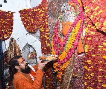 श्रद्धालुओं और राहगीरों को शर्बत, पूड़ी-सब्जी, बूंदी के लड्डू समेत अन्य प्रसाद वितरित किए गए। 