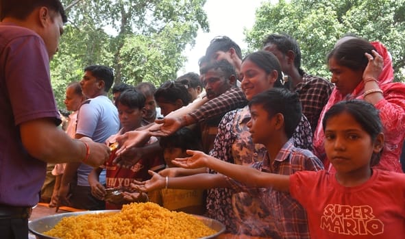 श्रद्धालुओं और राहगीरों को शर्बत, पूड़ी-सब्जी, बूंदी के लड्डू समेत अन्य प्रसाद वितरित किए गए। 