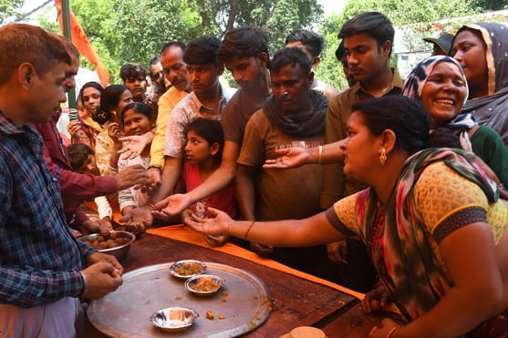 श्रद्धालुओं और राहगीरों को शर्बत, पूड़ी-सब्जी, बूंदी के लड्डू समेत अन्य प्रसाद वितरित किए गए। 