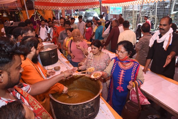 श्रद्धालुओं और राहगीरों को शर्बत, पूड़ी-सब्जी, बूंदी के लड्डू समेत अन्य प्रसाद वितरित किए गए। 