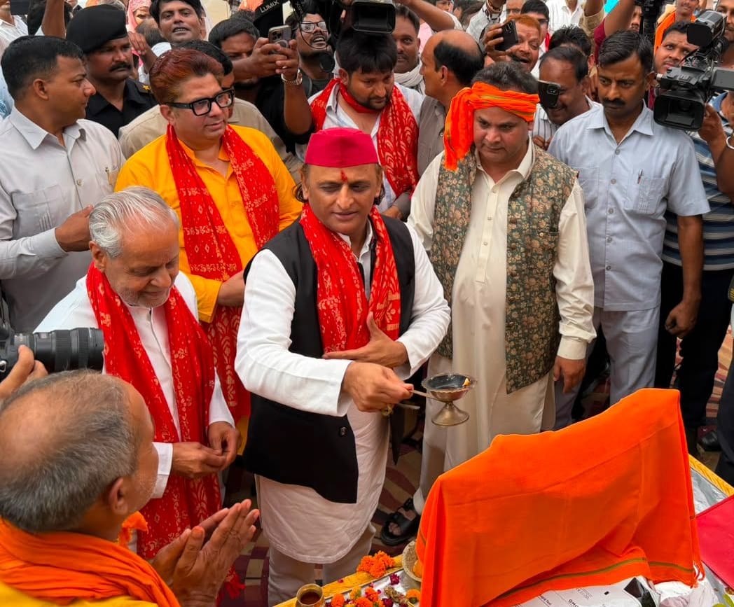 श्रद्धालुओं और राहगीरों को शर्बत, पूड़ी-सब्जी, बूंदी के लड्डू समेत अन्य प्रसाद वितरित किए गए। 