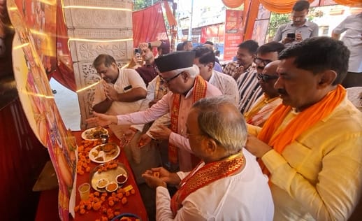 श्रद्धालुओं और राहगीरों को शर्बत, पूड़ी-सब्जी, बूंदी के लड्डू समेत अन्य प्रसाद वितरित किए गए। 