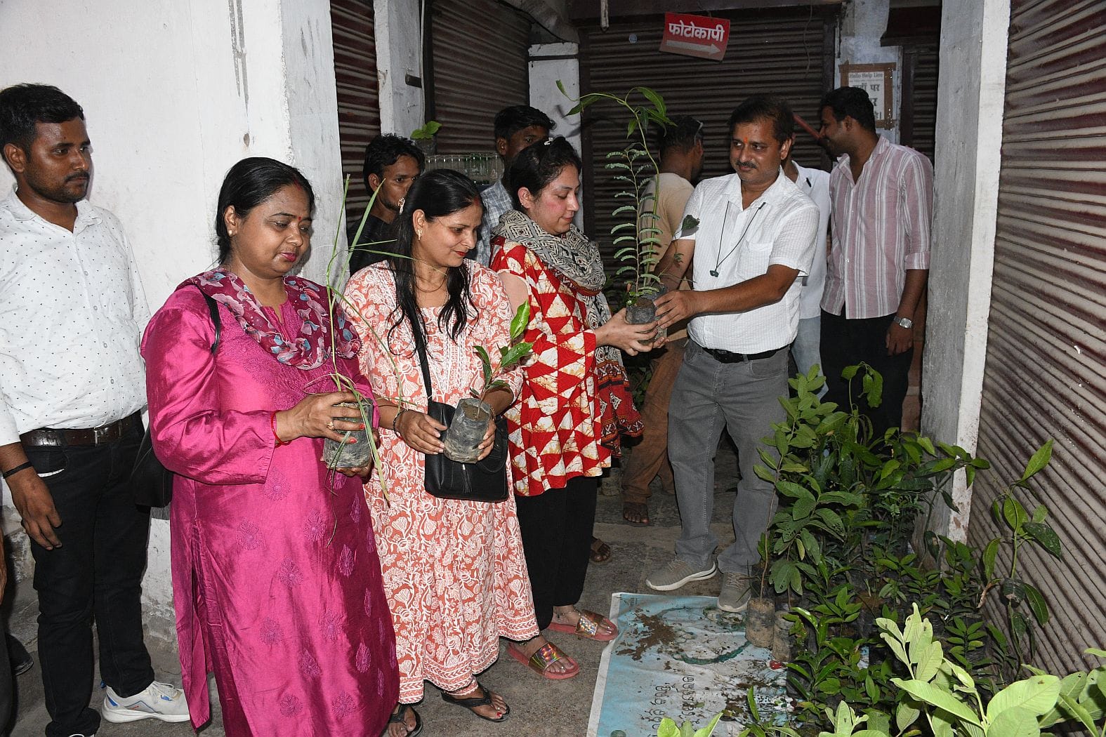 श्रद्धालुओं और राहगीरों को शर्बत, पूड़ी-सब्जी, बूंदी के लड्डू समेत अन्य प्रसाद वितरित किए गए। 