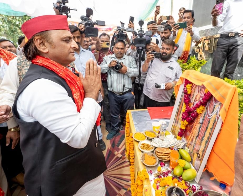 श्रद्धालुओं और राहगीरों को शर्बत, पूड़ी-सब्जी, बूंदी के लड्डू समेत अन्य प्रसाद वितरित किए गए। 