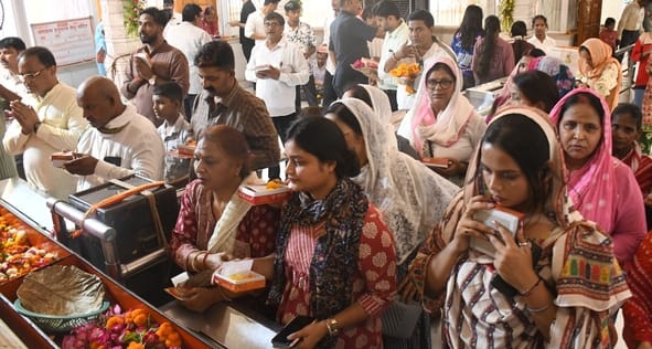 श्रद्धालुओं और राहगीरों को शर्बत, पूड़ी-सब्जी, बूंदी के लड्डू समेत अन्य प्रसाद वितरित किए गए। 