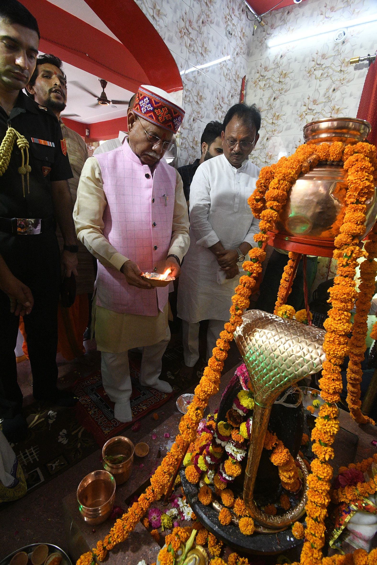 तेलंगाना के राज्यपाल ने मंदिर में टेका माथा