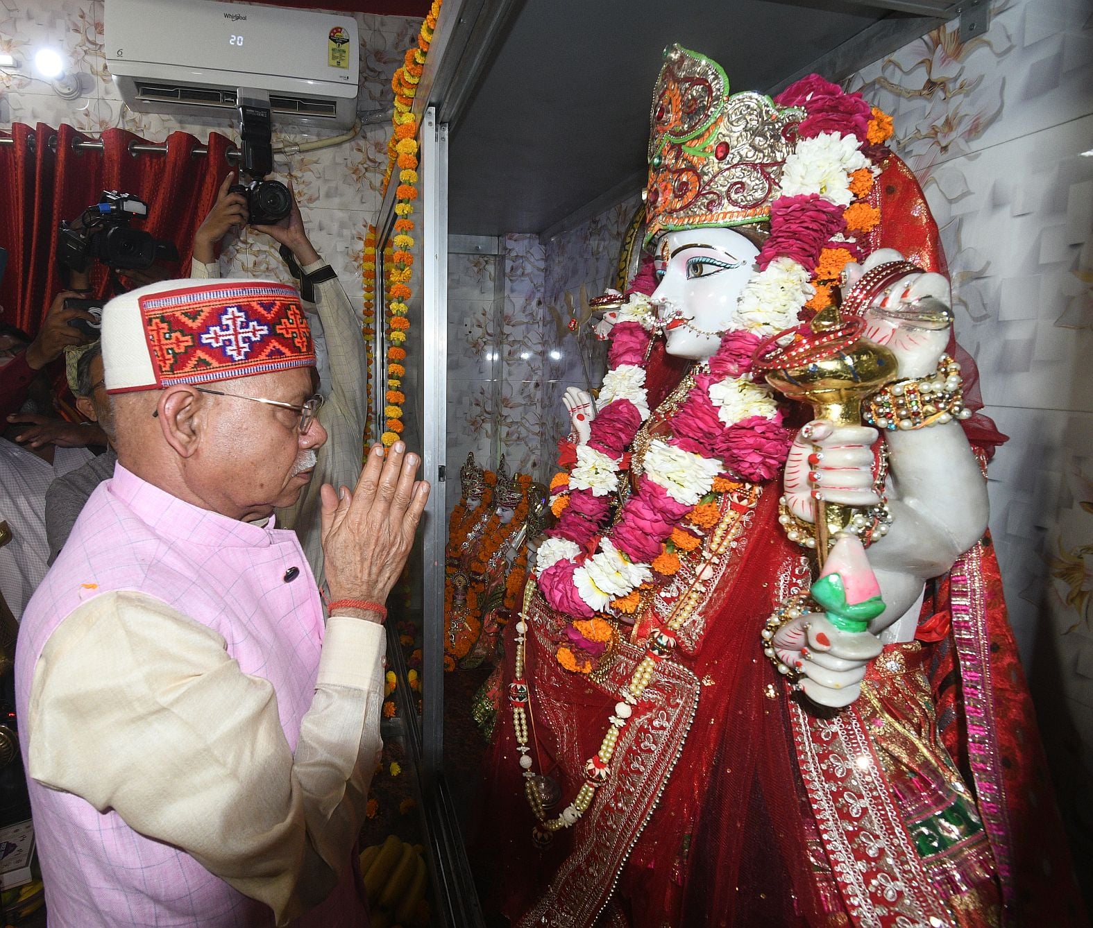 तेलंगाना के राज्यपाल ने मंदिर में टेका माथा