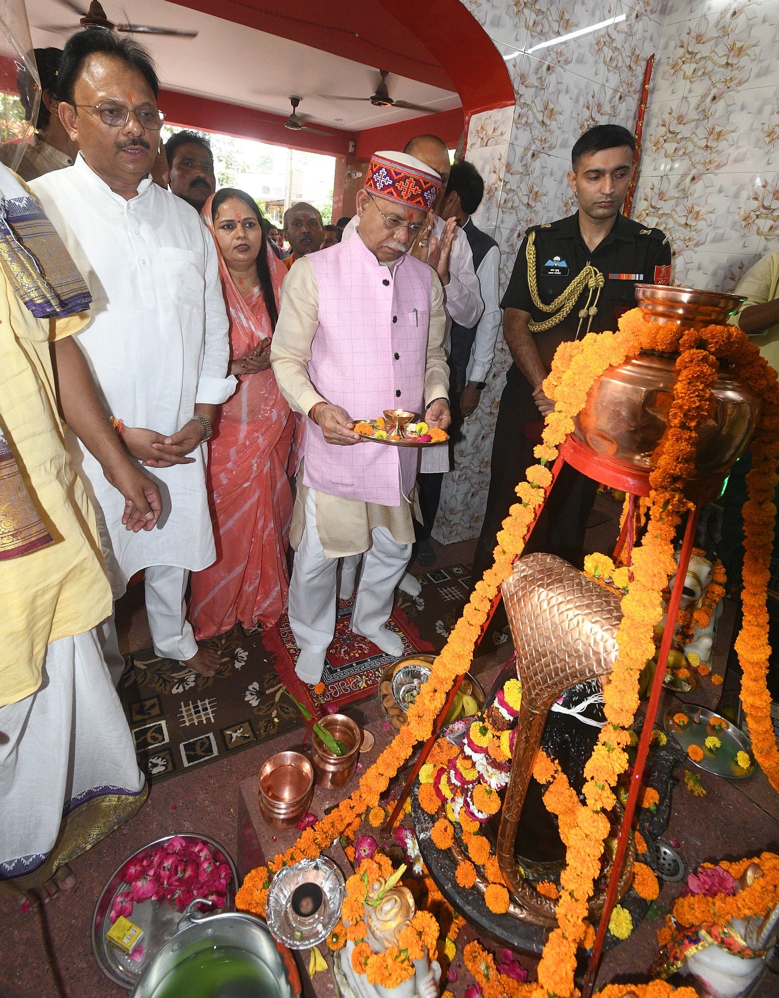 तेलंगाना के राज्यपाल ने मंदिर में टेका माथा