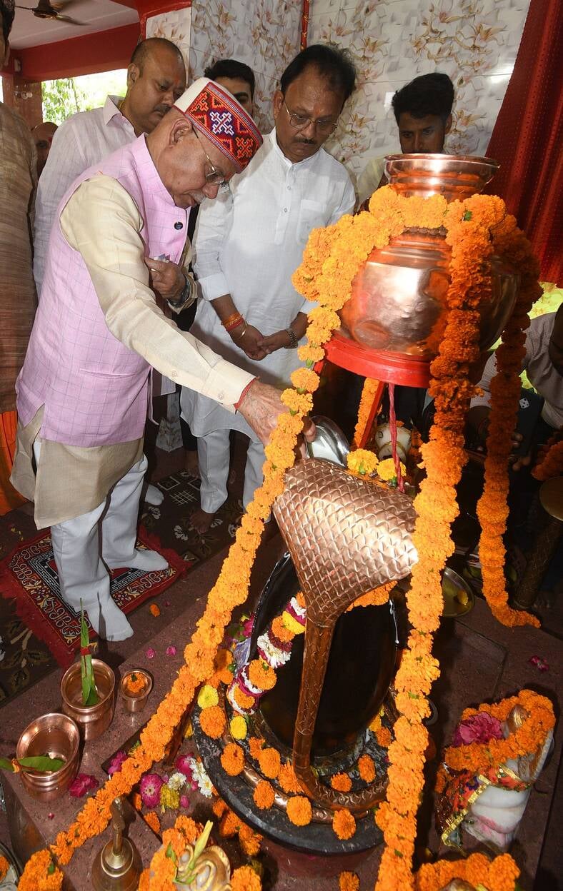 तेलंगाना के राज्यपाल ने मंदिर में टेका माथा