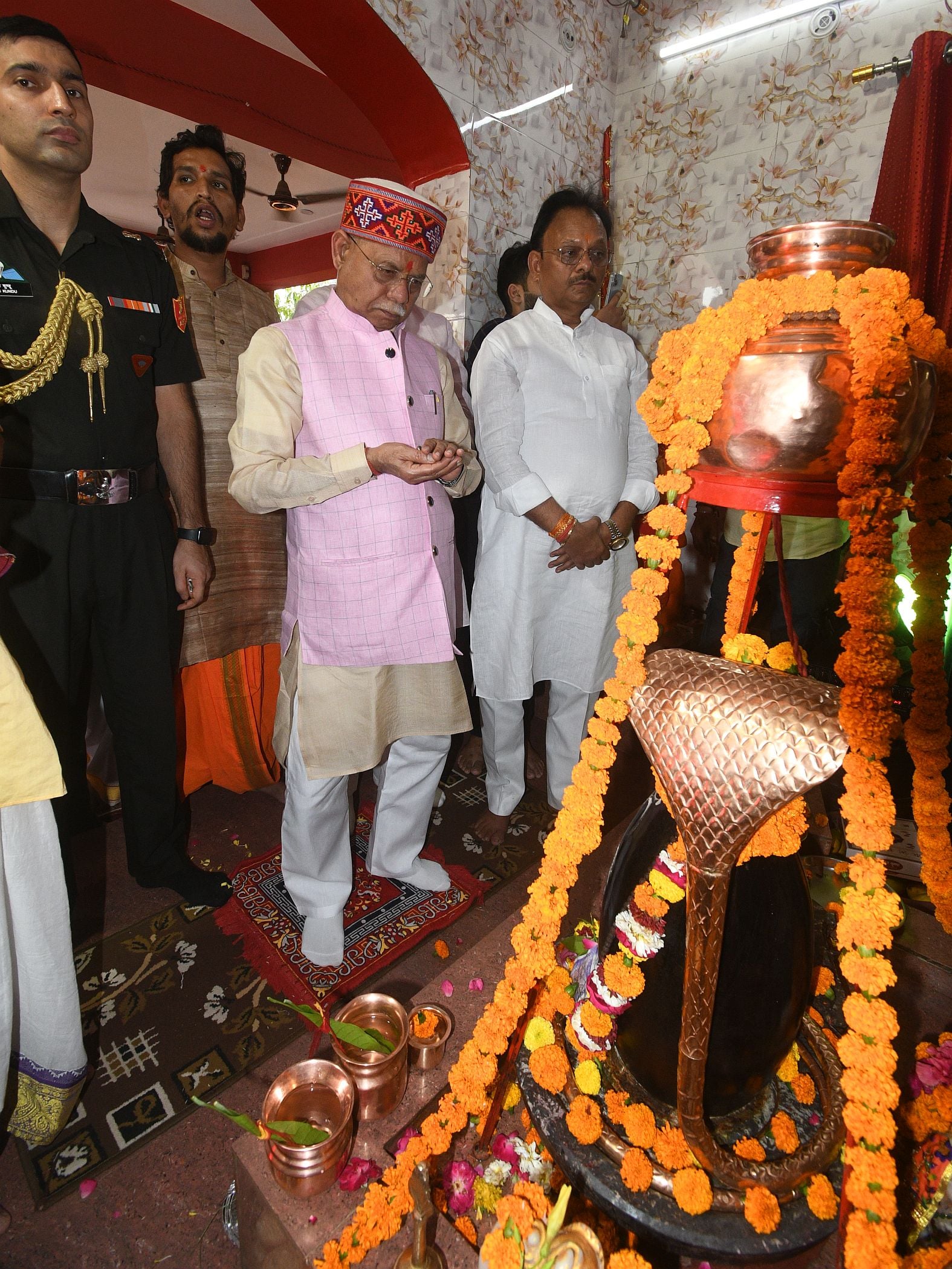 तेलंगाना के राज्यपाल ने मंदिर में टेका माथा
