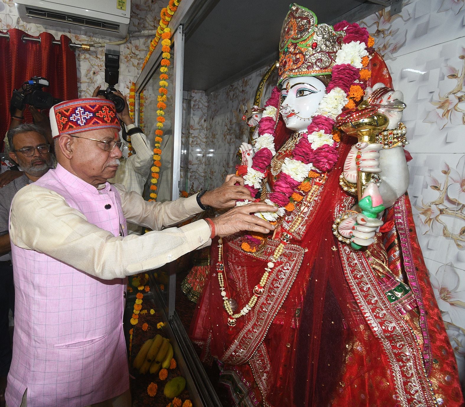 तेलंगाना के राज्यपाल ने मंदिर में टेका माथा
