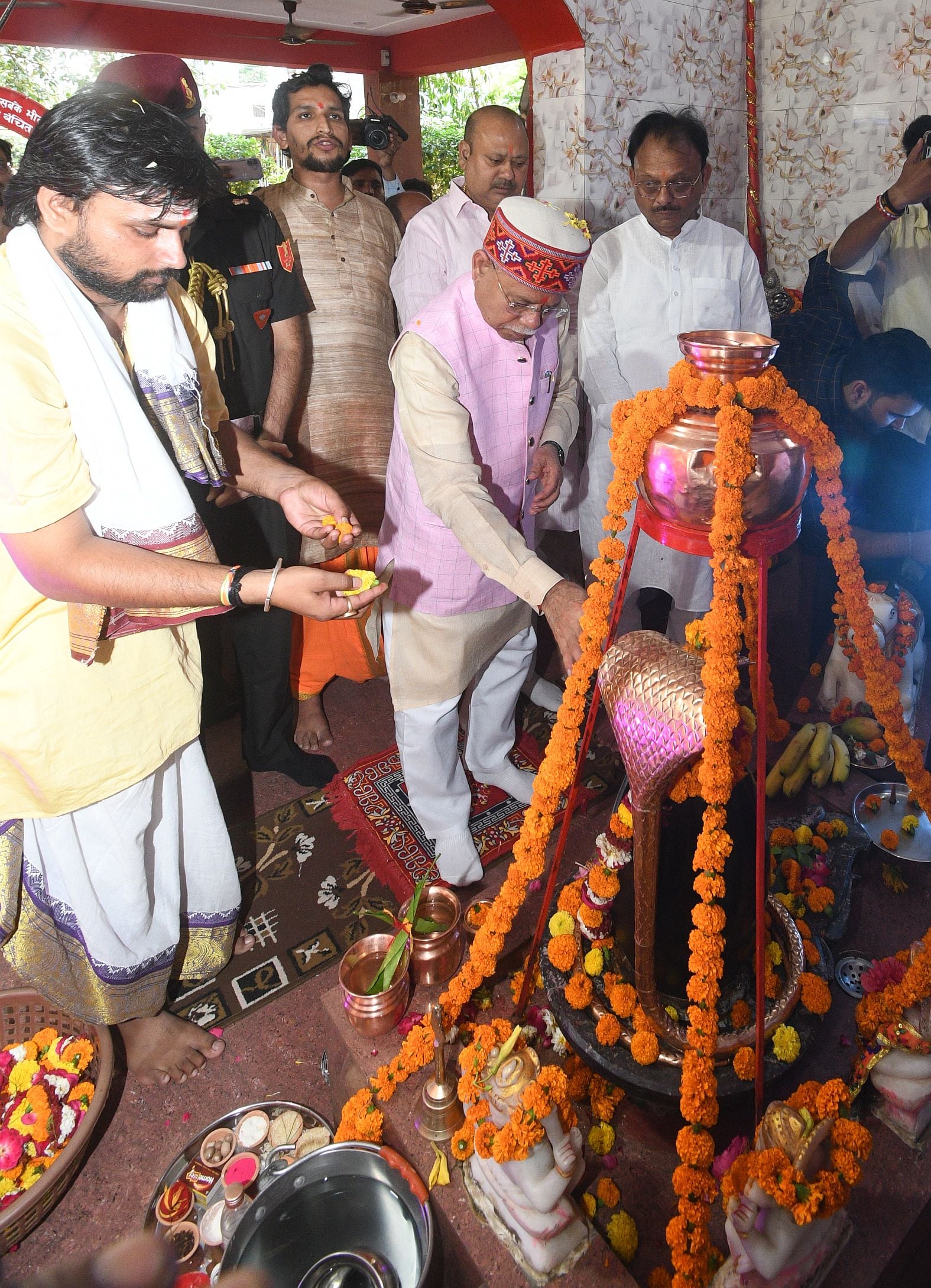 तेलंगाना के राज्यपाल ने मंदिर में टेका माथा