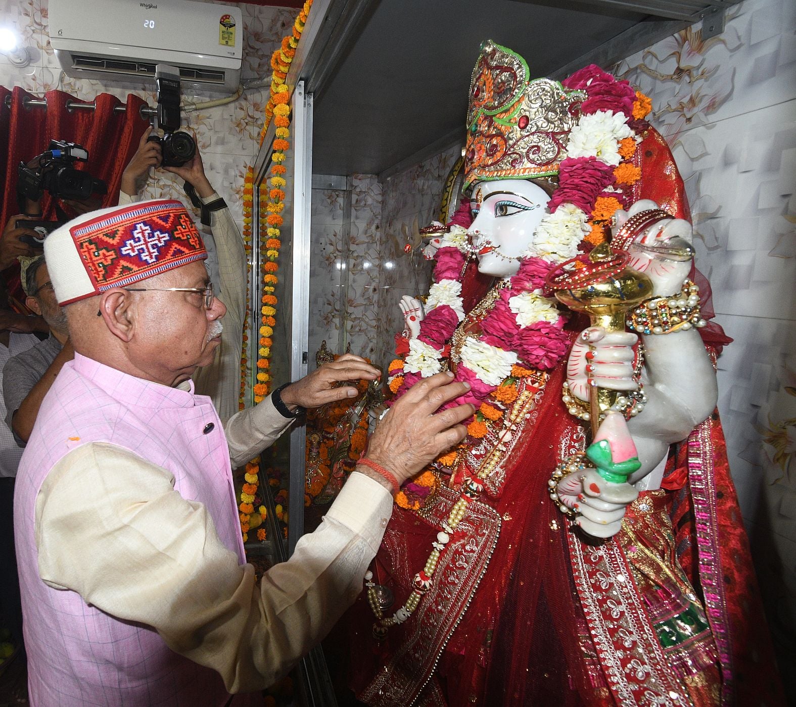 तेलंगाना के राज्यपाल ने मंदिर में टेका माथा