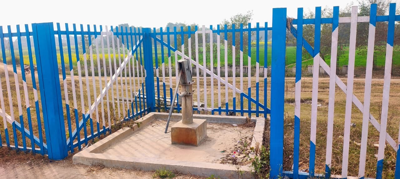 ताड़ीघाट रेलवे स्टेशन पर टोटी  विहीन पेयजल बूथ। संवाद