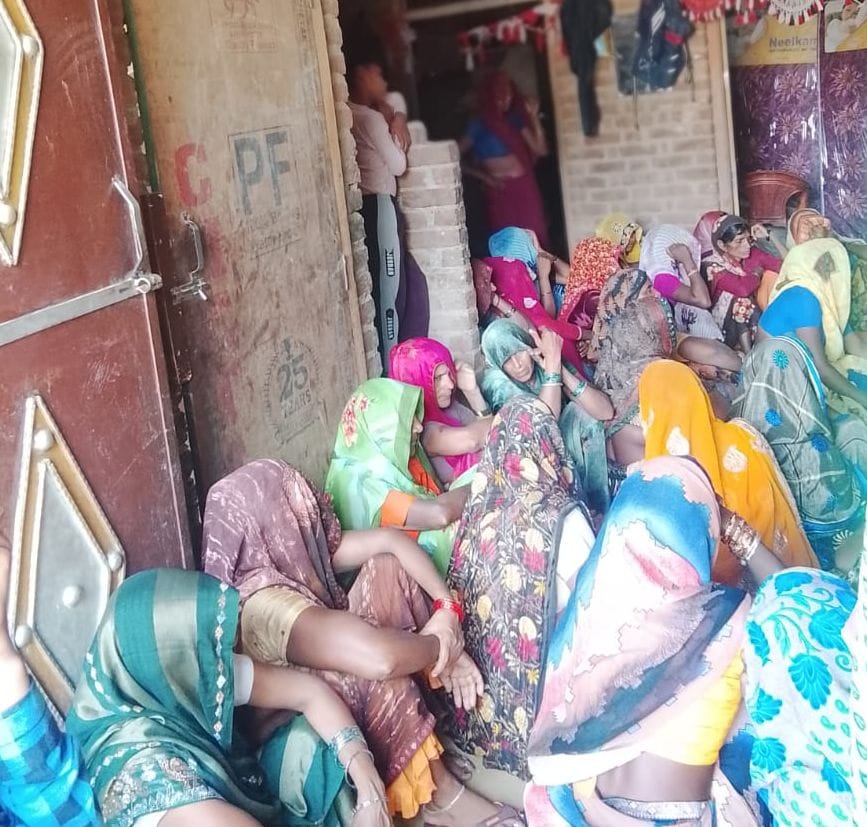 दबतोरी क्षेत्र के गांव मुसिया नगला में एक मकान क्षतिग्रस्त दीवार। संवाद