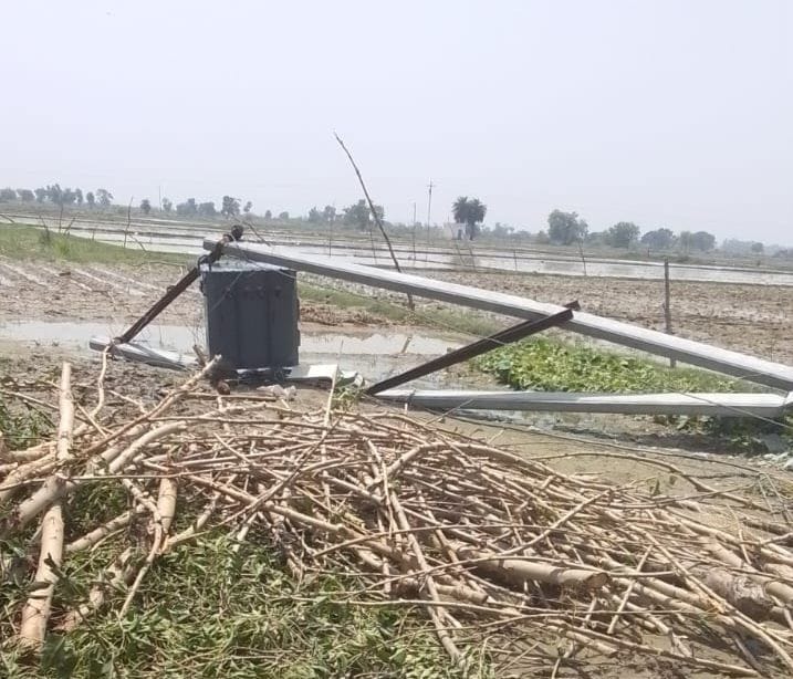 दबतोरी क्षेत्र के गांव मुसिया नगला में एक मकान क्षतिग्रस्त दीवार। संवाद