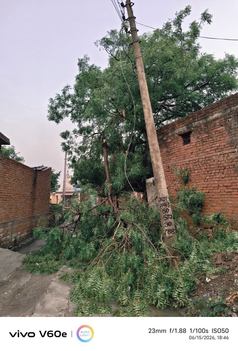 दबतोरी क्षेत्र के गांव मुसिया नगला में एक मकान क्षतिग्रस्त दीवार। संवाद