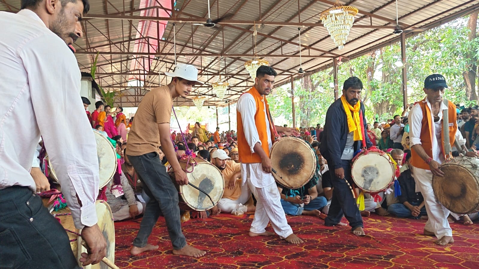 धनला स्थित शिरगुल-बिजट महाराज मंदिर में आयोजित विशाल शांत महायज्ञ में जुटी श्रद्धालुओं की भीड़।
