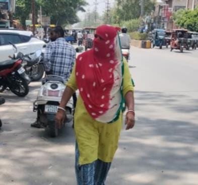 धूप व उमस भरी गर्मी में बस स्टैंड पर लगे प्याऊ पर पानी पी कर प्यास बुझाते राहगीर। संवाद