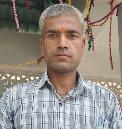 उधमपुर। रमन, सब्जी विक्रेता। सब्जियों के दामों में उछाल वाली खबर के साथ। संवाद।