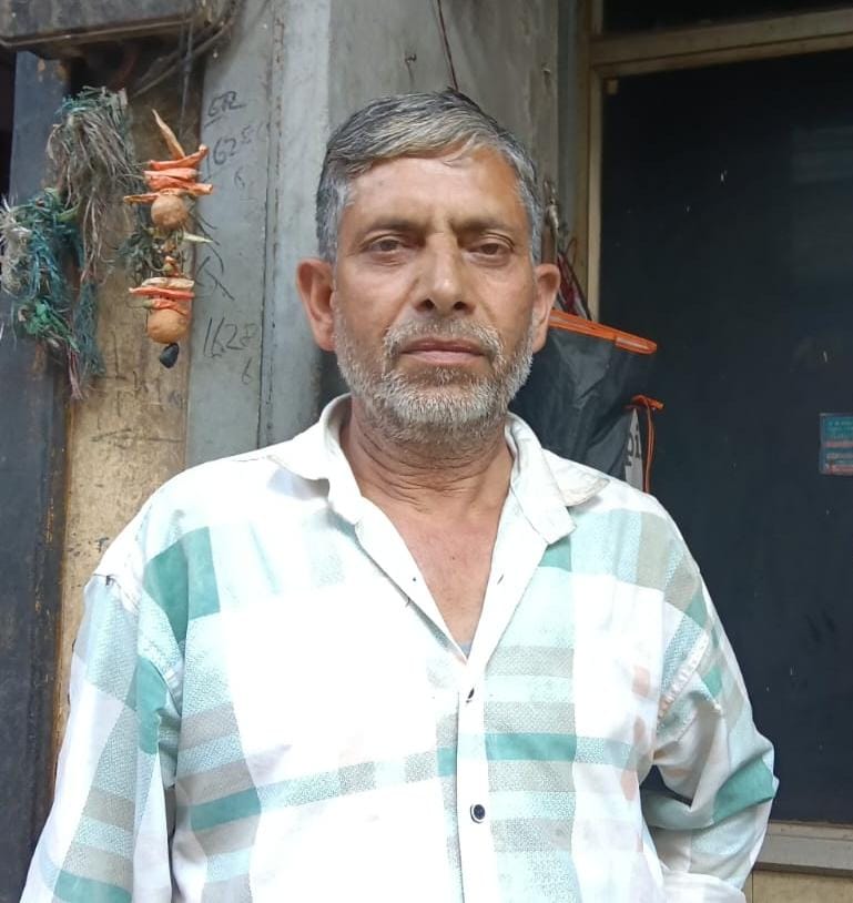 उधमपुर। रमन, सब्जी विक्रेता। सब्जियों के दामों में उछाल वाली खबर के साथ। संवाद।