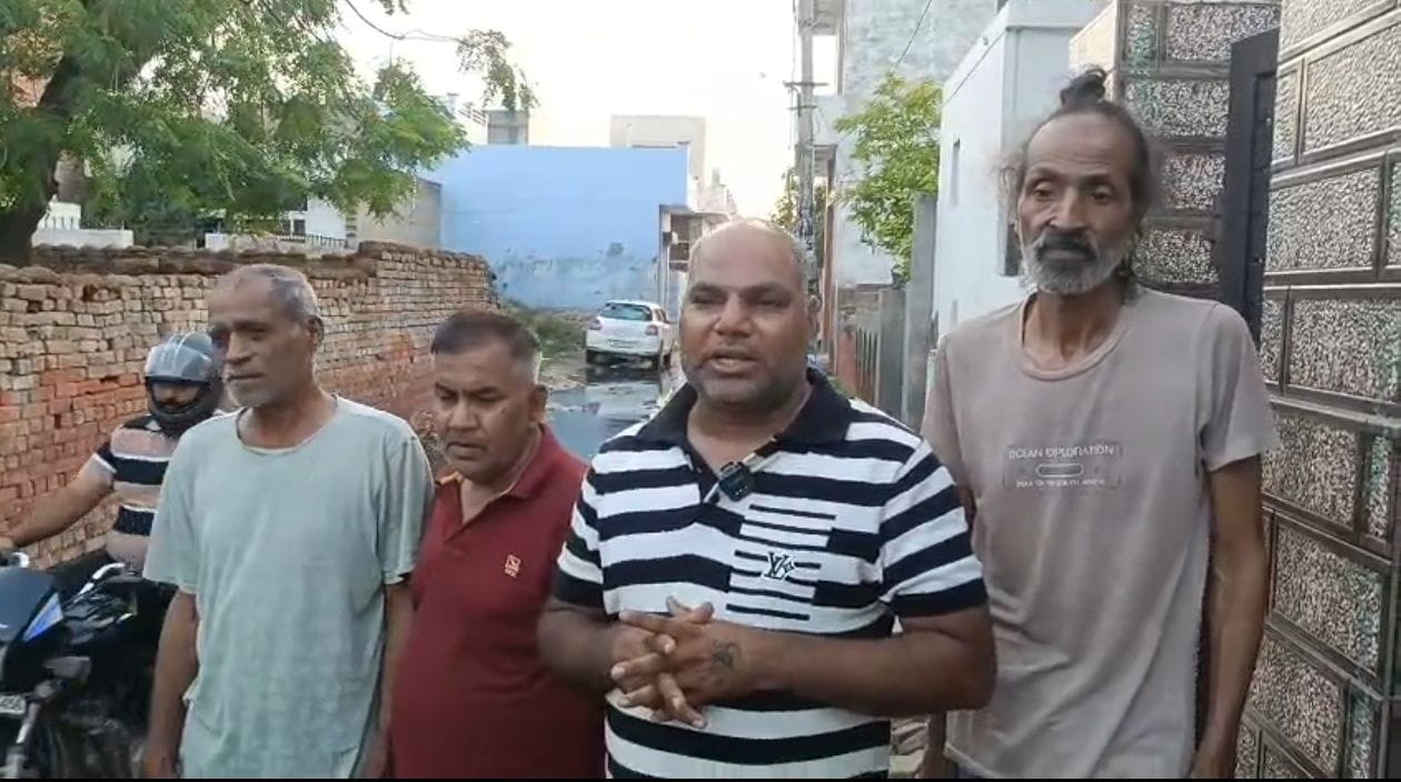 17जेएनडी24: न्यू कृष्णा कालोनी की गली में सीवरेज लीक होने से भरा गंदा पानी। संवाद 17जेएनडी24: न्यू कृष्णा कालोनी की गली में सीवरेज लीक होने से भरा गंदा पानी। संवाद