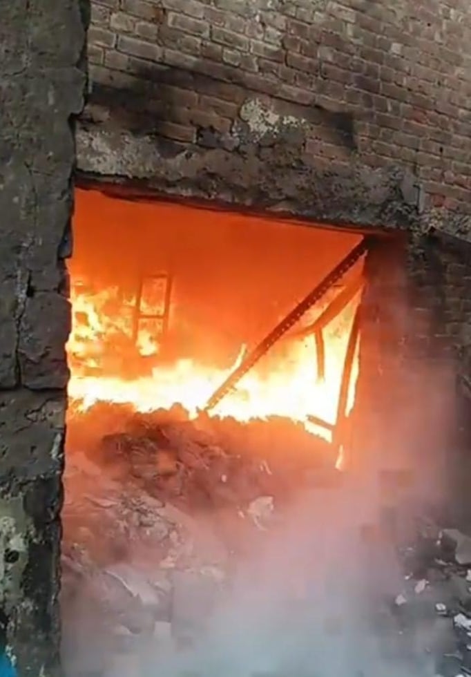 आग बुझाते दमकलकर्मी। संवाद आग बुझाते दमकलकर्मी। संवाद