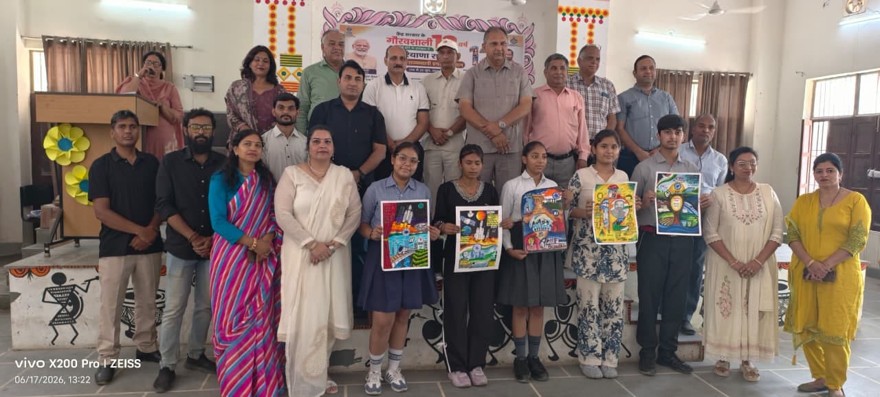 बीआरसी हॉल में ऑन स्पॉट पोस्टर मेकिंग प्रतियोगिता का निरीक्षण करते डीईओ राकेश बूरा। बीआरसी हॉल में ऑन स्पॉट पोस्टर मेकिंग प्रतियोगिता का निरीक्षण करते डीईओ राकेश बूरा।