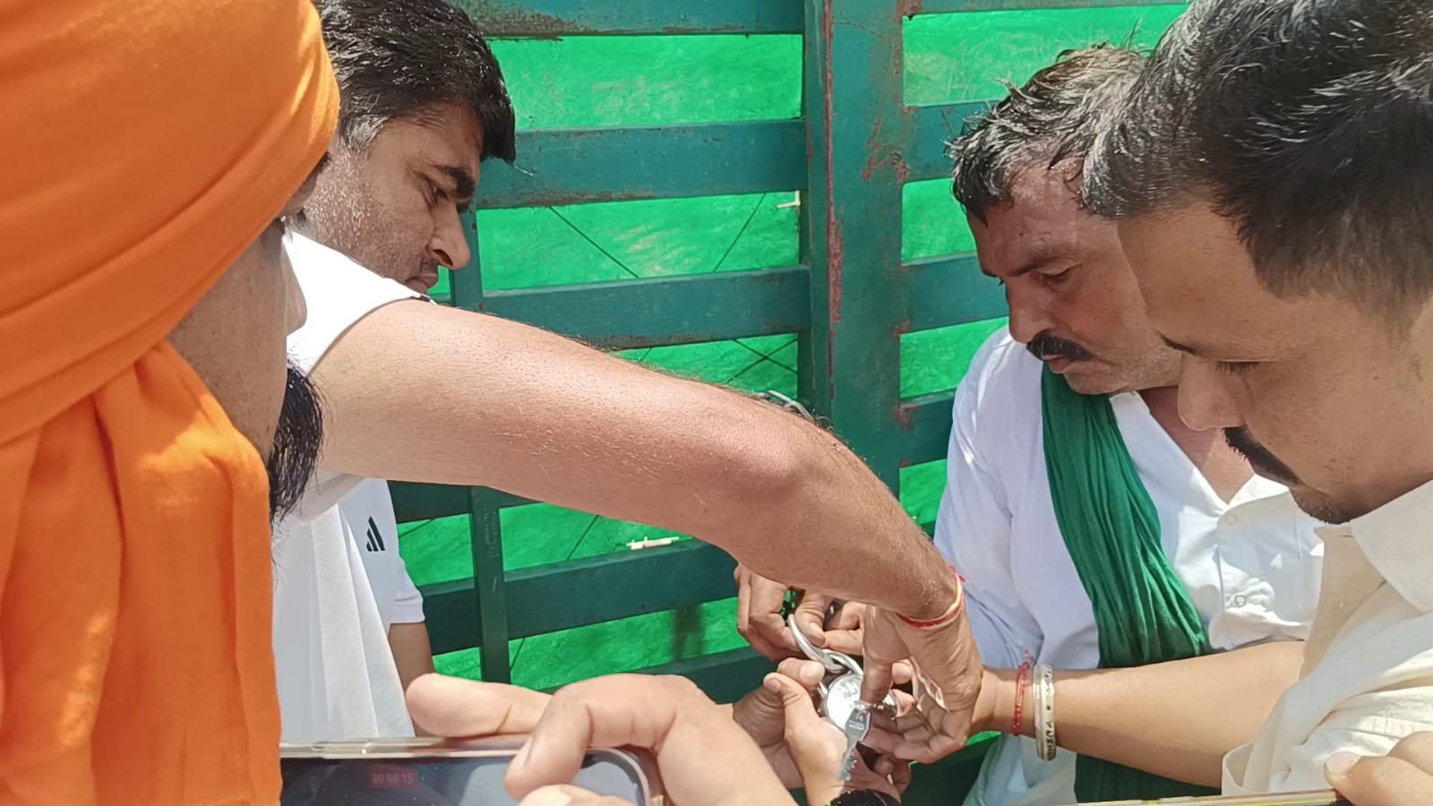 डंपिंग यार्ड पर ताला लगाते हुए ग्रामीण व अन्य। डंपिंग यार्ड पर ताला लगाते हुए ग्रामीण व अन्य।