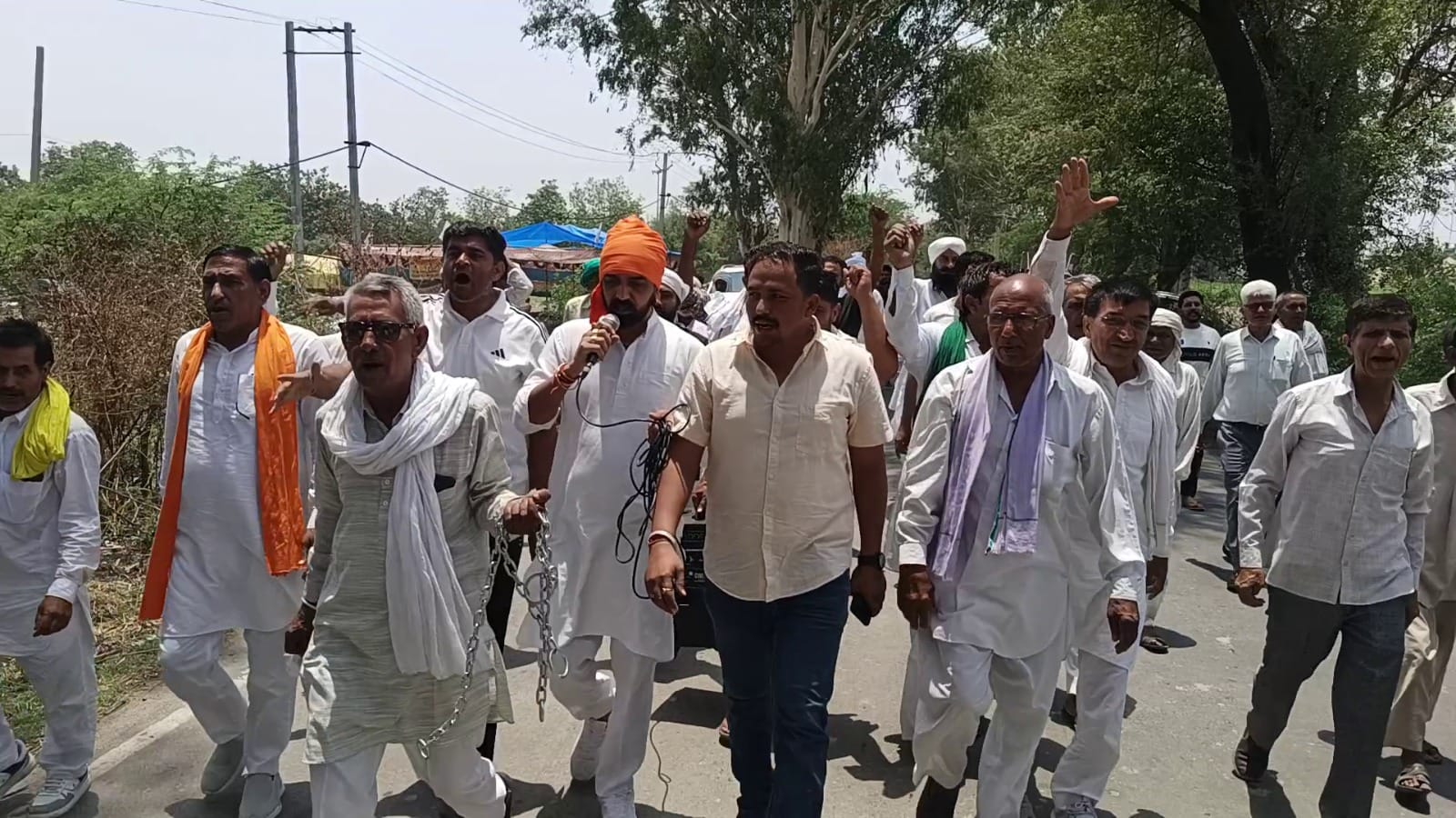 डंपिंग यार्ड पर ताला लगाते हुए ग्रामीण व अन्य। डंपिंग यार्ड पर ताला लगाते हुए ग्रामीण व अन्य।