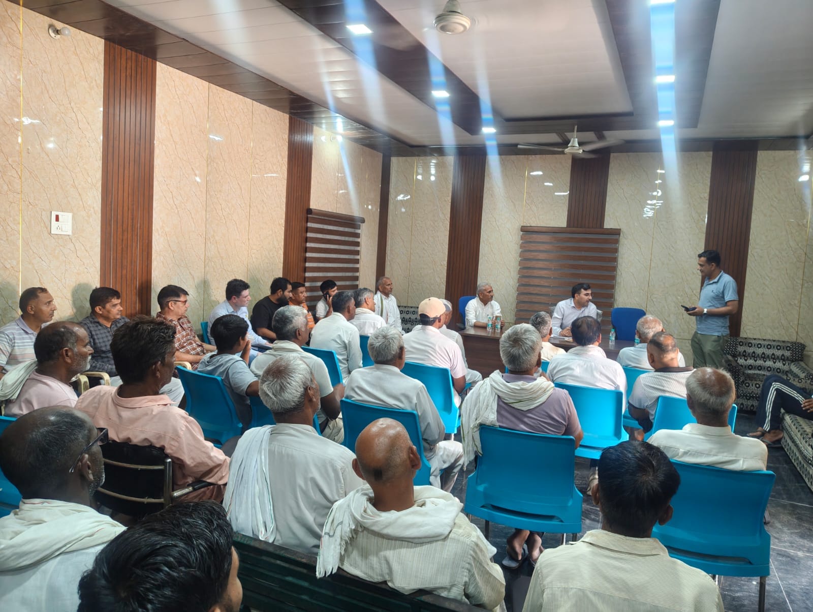 एसआईआर को लेकर कर्मचारियों व ग्राीमणों से बातचीत करते एडीसी। विज्ञप्ति एसआईआर को लेकर कर्मचारियों व ग्राीमणों से बातचीत करते एडीसी। विज्ञप्ति