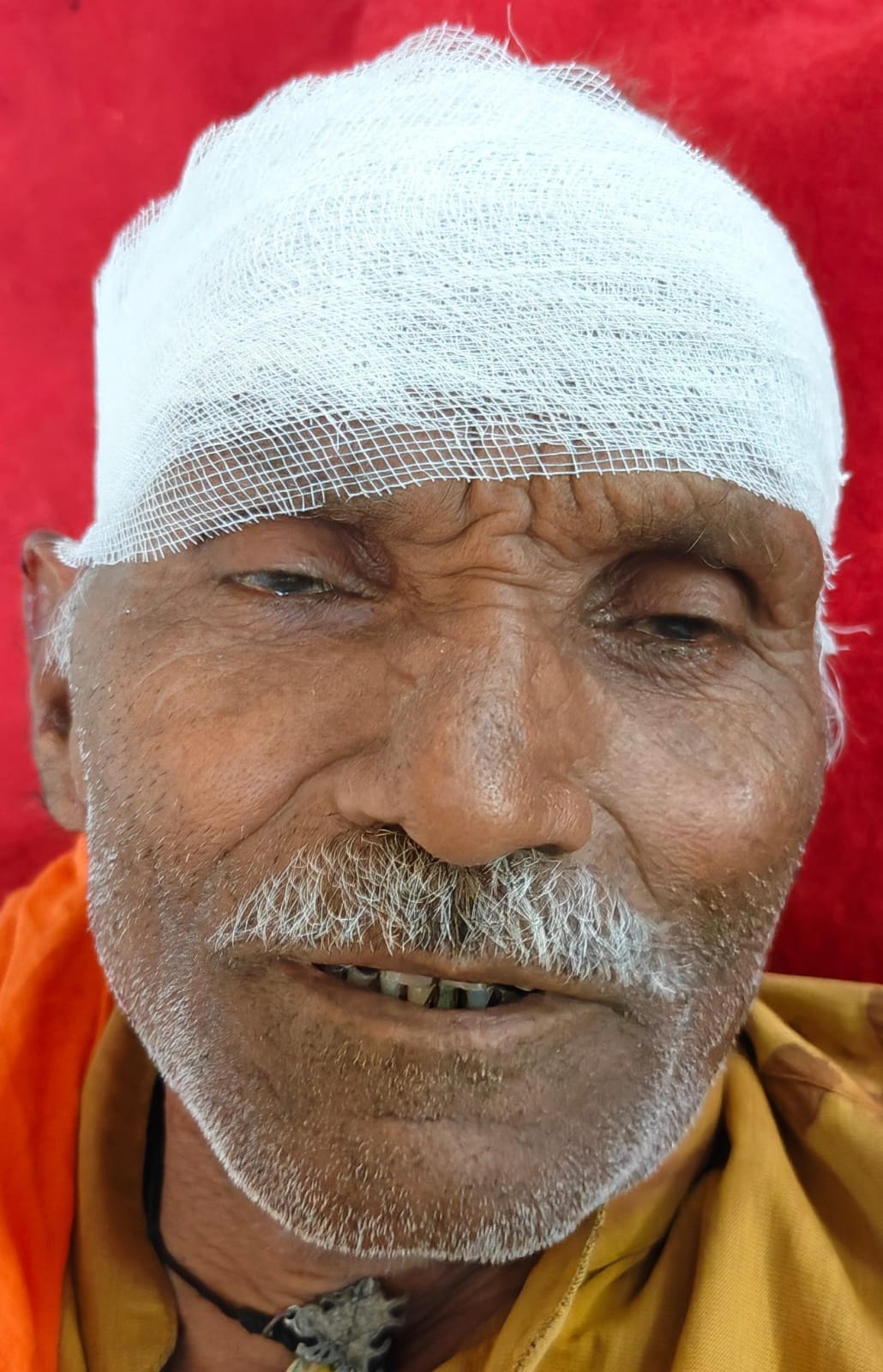फोटो - 17 हादसे के बाद पलटी बस, मौके पर जांच पड़ताल करते एसडीएम हेमंत पटेल व सीओ परमेश्वर प्रसाद फोटो - 17 हादसे के बाद पलटी बस, मौके पर जांच पड़ताल करते एसडीएम हेमंत पटेल व सीओ परमेश्वर प्रसाद