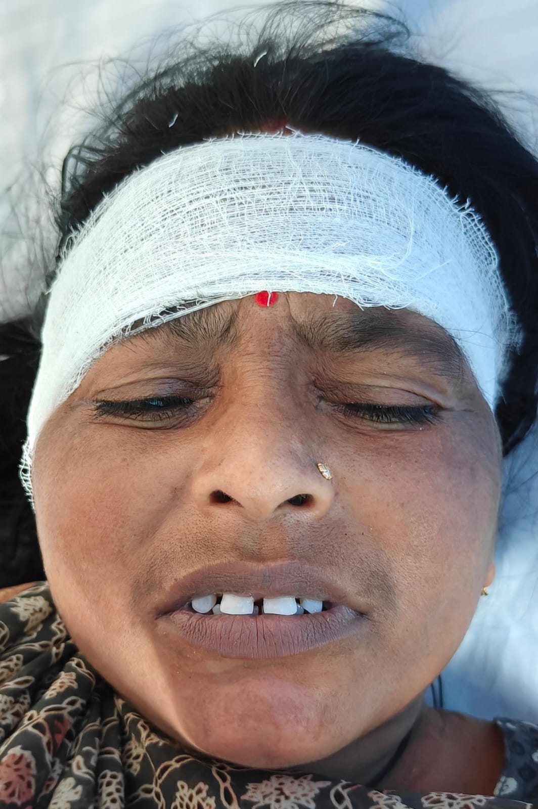 फोटो - 17 हादसे के बाद पलटी बस, मौके पर जांच पड़ताल करते एसडीएम हेमंत पटेल व सीओ परमेश्वर प्रसाद फोटो - 17 हादसे के बाद पलटी बस, मौके पर जांच पड़ताल करते एसडीएम हेमंत पटेल व सीओ परमेश्वर प्रसाद
