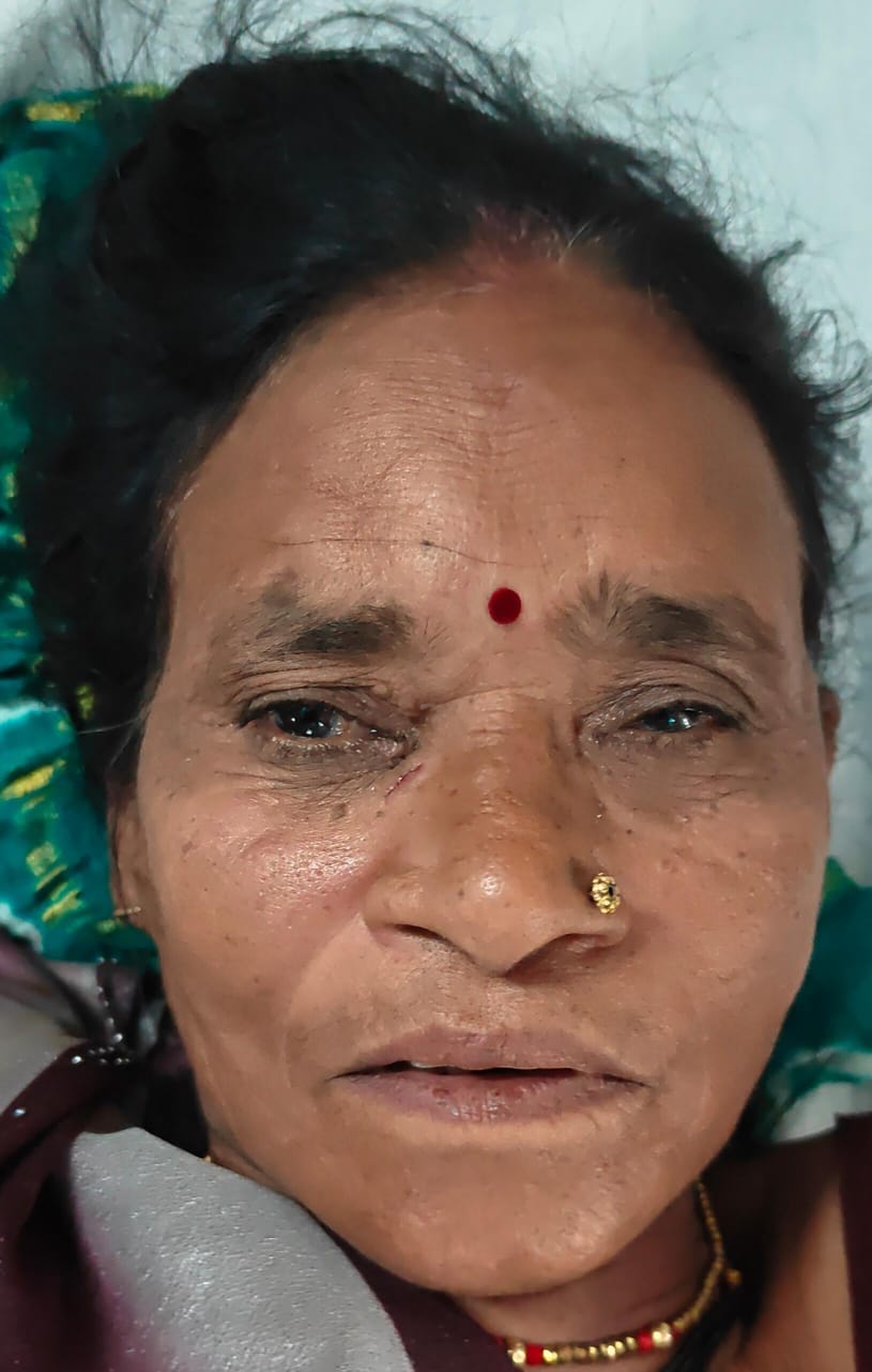 फोटो - 17 हादसे के बाद पलटी बस, मौके पर जांच पड़ताल करते एसडीएम हेमंत पटेल व सीओ परमेश्वर प्रसाद फोटो - 17 हादसे के बाद पलटी बस, मौके पर जांच पड़ताल करते एसडीएम हेमंत पटेल व सीओ परमेश्वर प्रसाद
