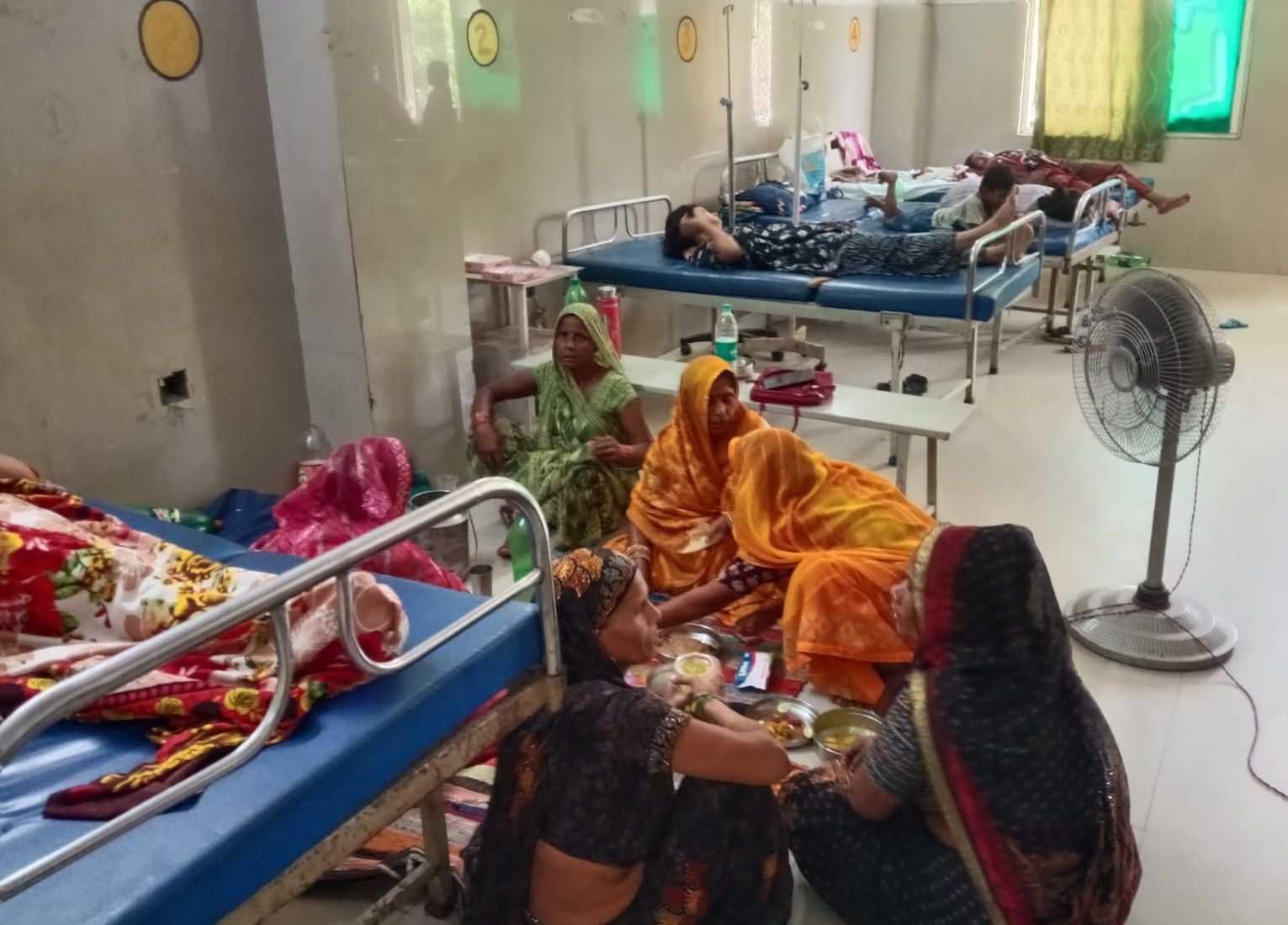 फोटो-24- महिला चिकित्सालय में वार्ड प्रसूता के पास लगा घर से लाया गया पंखा। संवाद फोटो-24- महिला चिकित्सालय में वार्ड प्रसूता के पास लगा घर से लाया गया पंखा। संवाद