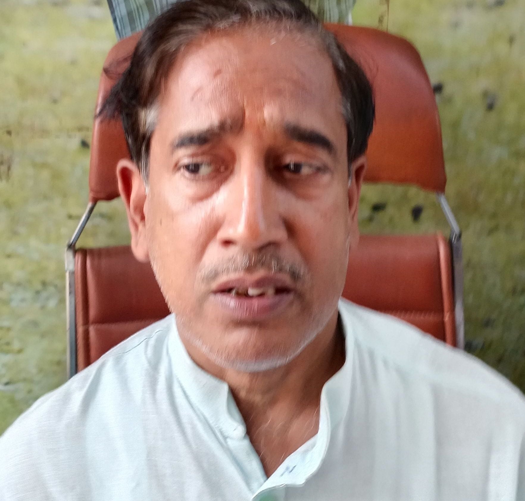 फोटो संख्या:63- लोक निर्माण विश्राम गृह मार्ग पर खड़े वाहन--संवाद