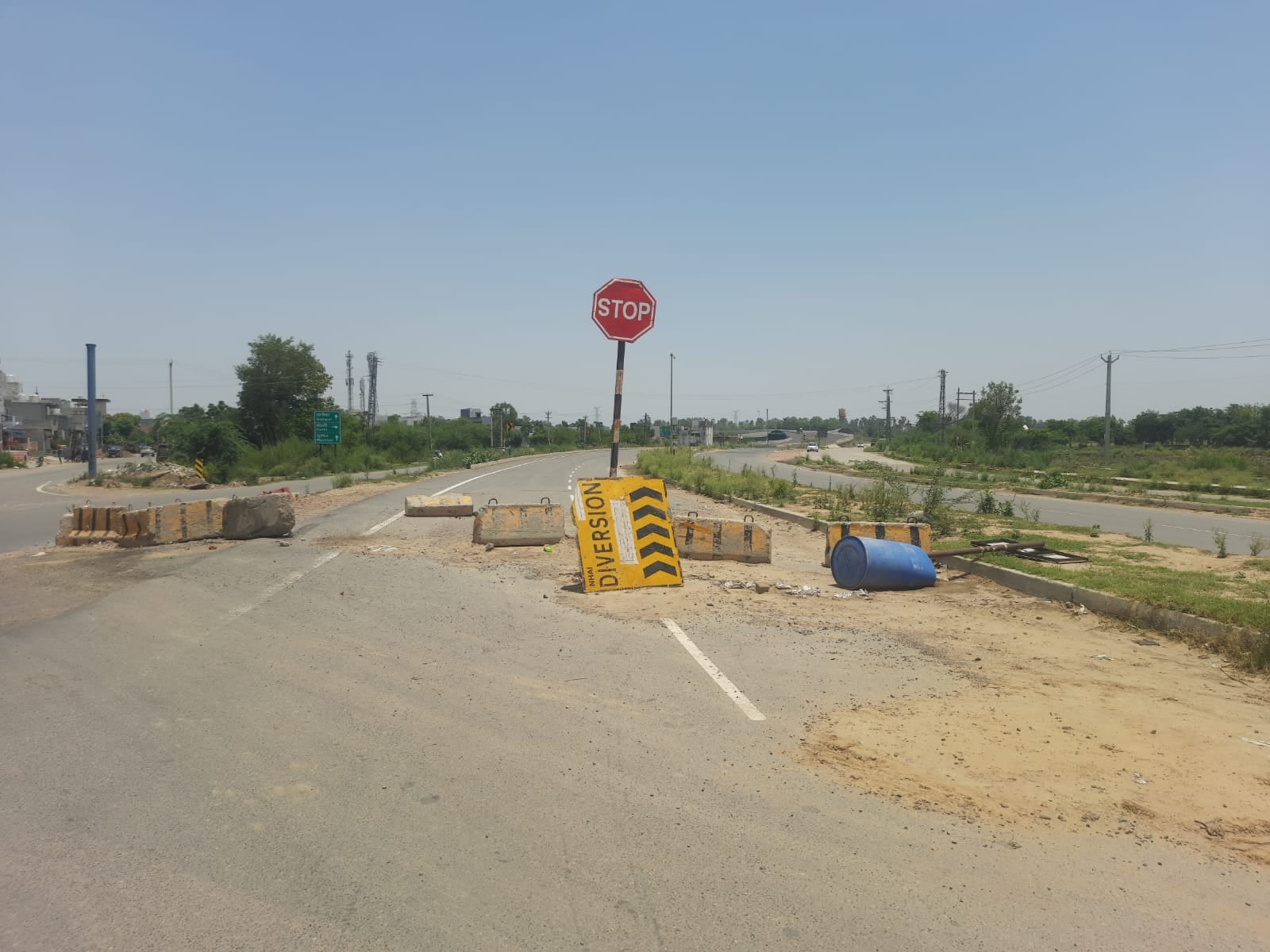 फोटो : सोनीपत के गांव बड़वासनी के पास एनएच-352ए के निर्मित एलिवेटेड रोड पर लाइट लगाने के कार्य फोटो : सोनीपत के गांव बड़वासनी के पास एनएच-352ए के निर्मित एलिवेटेड रोड पर लाइट लगाने के कार्य