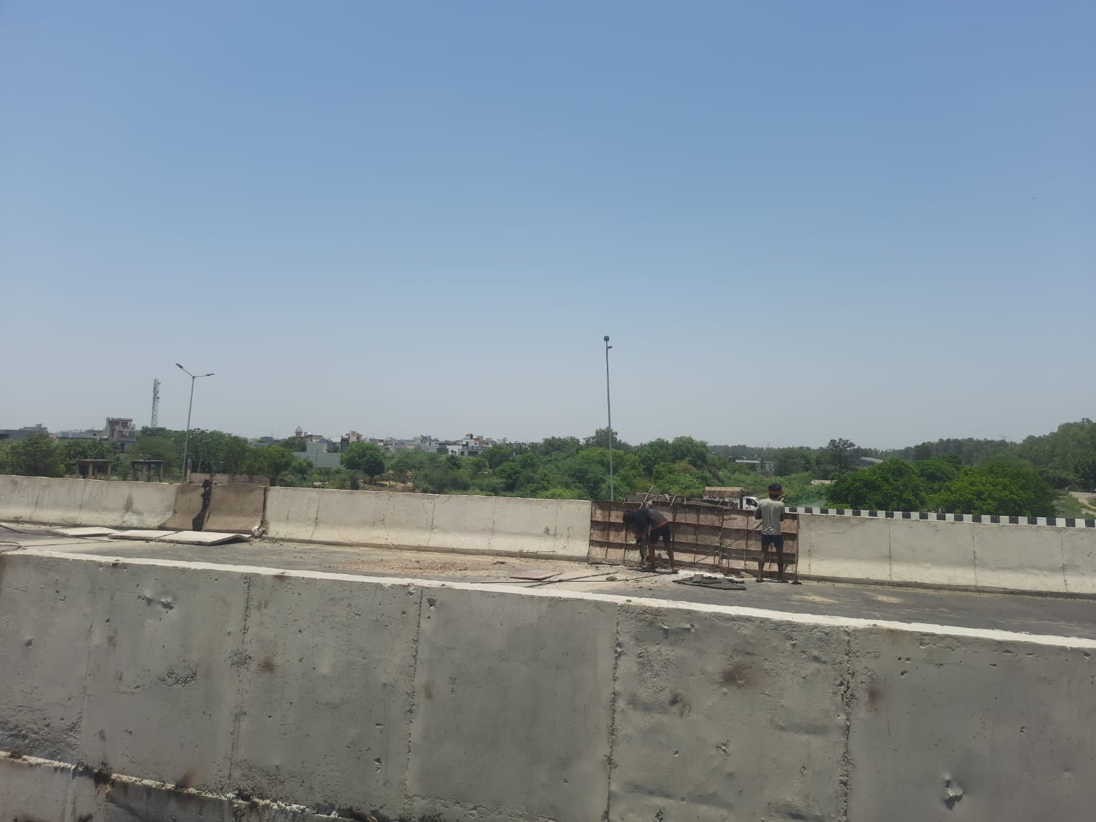 फोटो : सोनीपत के गांव बड़वासनी के पास एनएच-352ए के निर्मित एलिवेटेड रोड पर लाइट लगाने के कार्य फोटो : सोनीपत के गांव बड़वासनी के पास एनएच-352ए के निर्मित एलिवेटेड रोड पर लाइट लगाने के कार्य