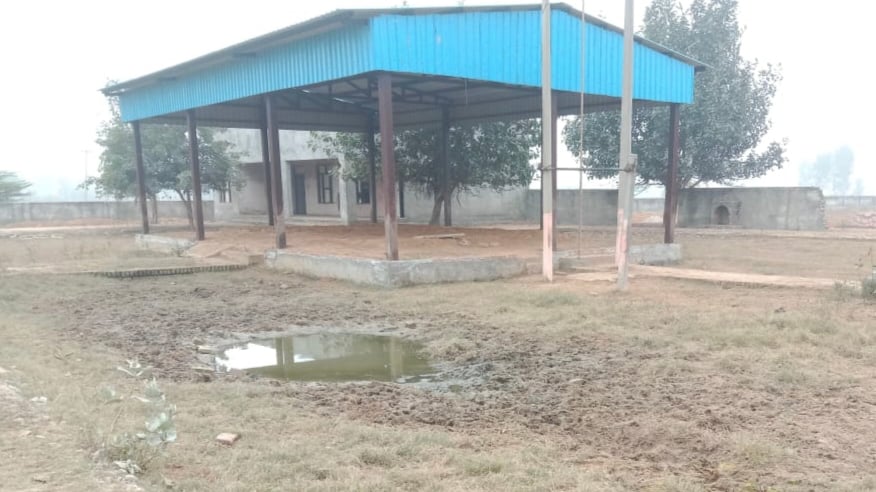 गोहाना के गांव गामड़ी की योग व्यायामशाला का टूट हुआ मेनगेट और चहारदीवारी। संवाद
