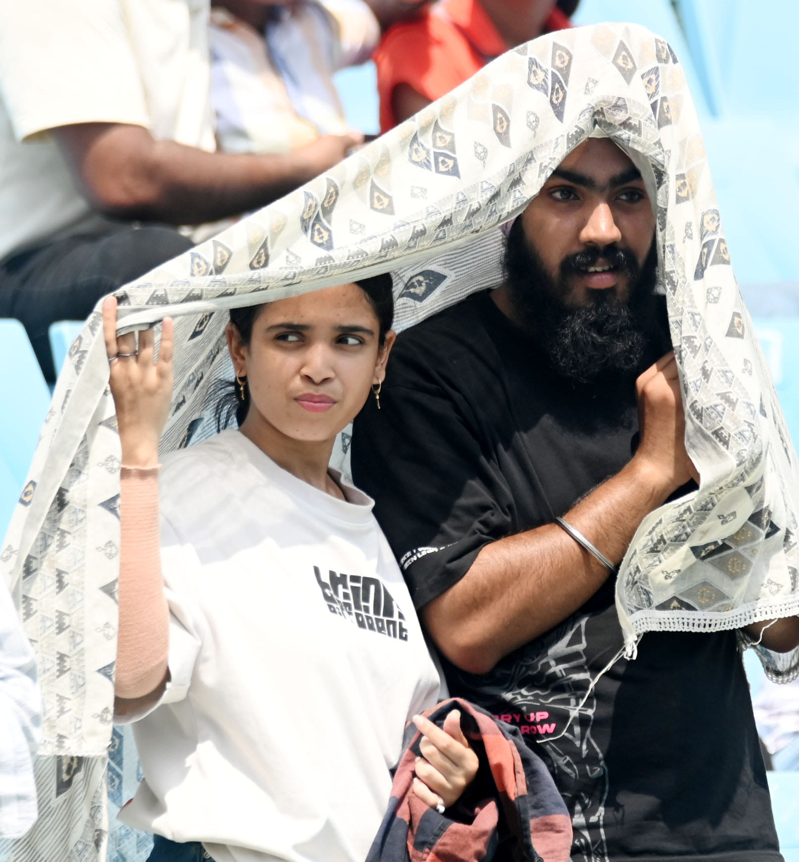 गर्मी के बीच मैच देखने पहुंचे दर्शक और खाली स्टैंड। गर्मी के बीच मैच देखने पहुंचे दर्शक और खाली स्टैंड।