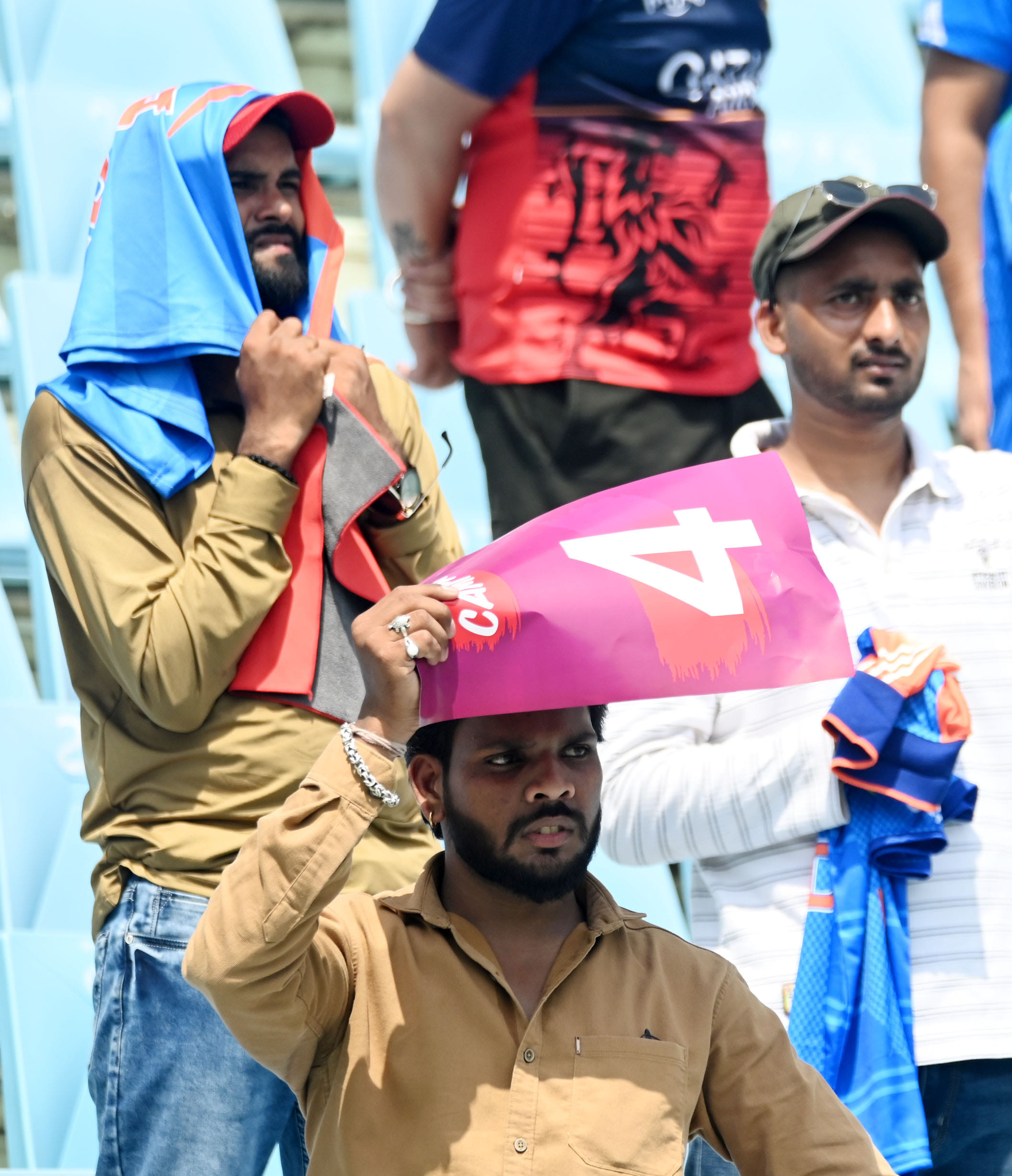 गर्मी के बीच मैच देखने पहुंचे दर्शक और खाली स्टैंड। गर्मी के बीच मैच देखने पहुंचे दर्शक और खाली स्टैंड।