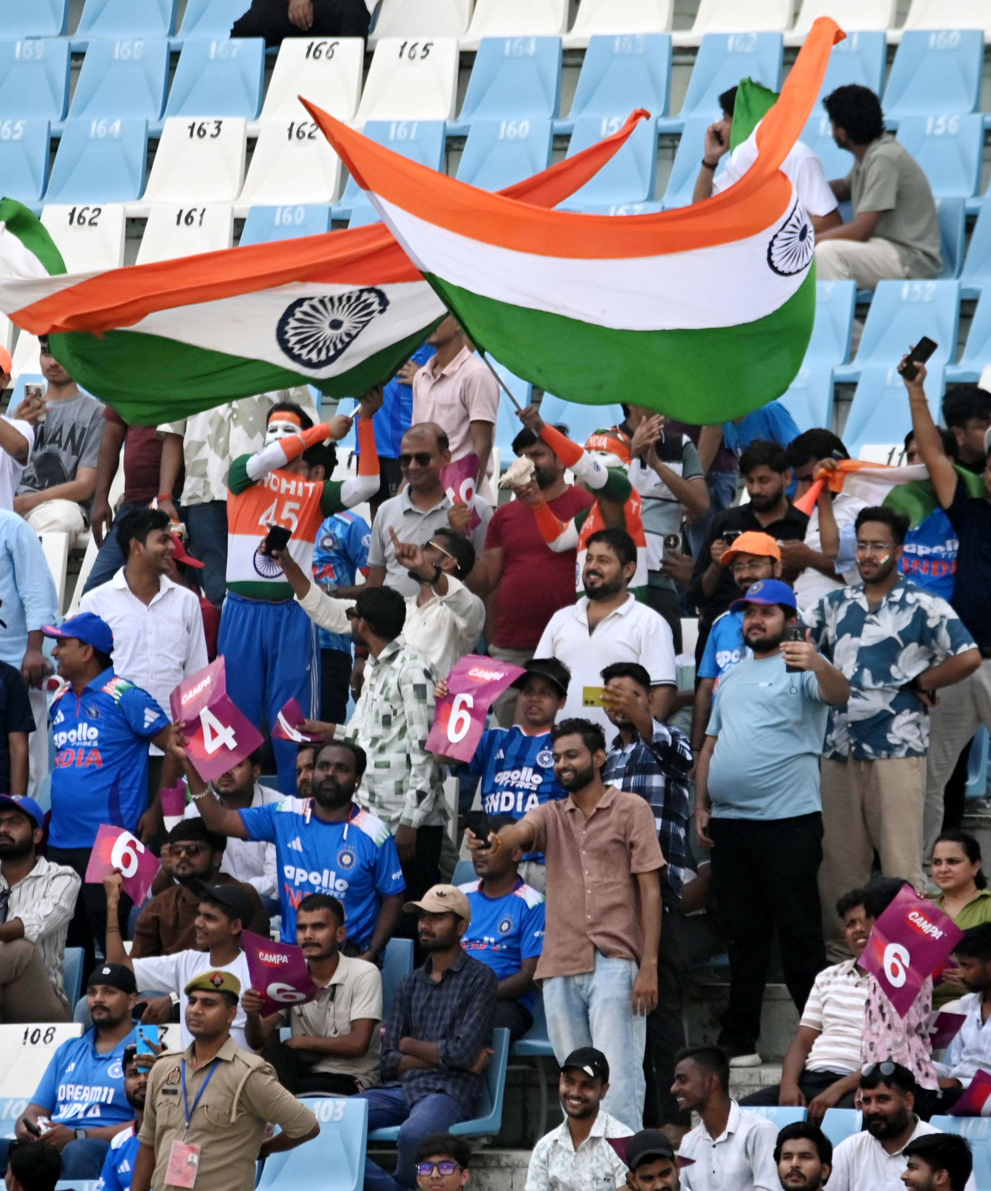 गर्मी के बीच मैच देखने पहुंचे दर्शक और खाली स्टैंड। गर्मी के बीच मैच देखने पहुंचे दर्शक और खाली स्टैंड।
