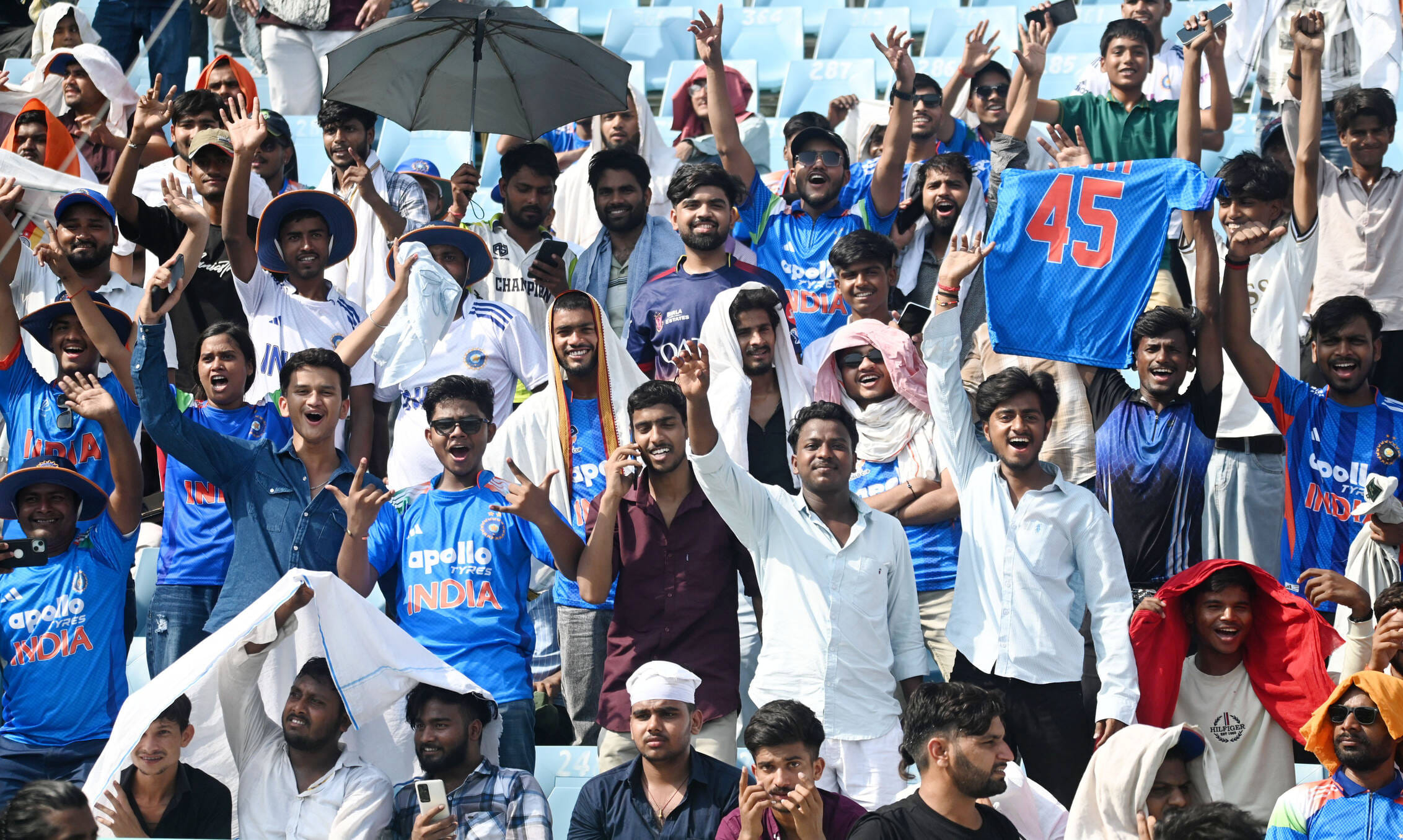 गर्मी के बीच मैच देखने पहुंचे दर्शक और खाली स्टैंड। गर्मी के बीच मैच देखने पहुंचे दर्शक और खाली स्टैंड।