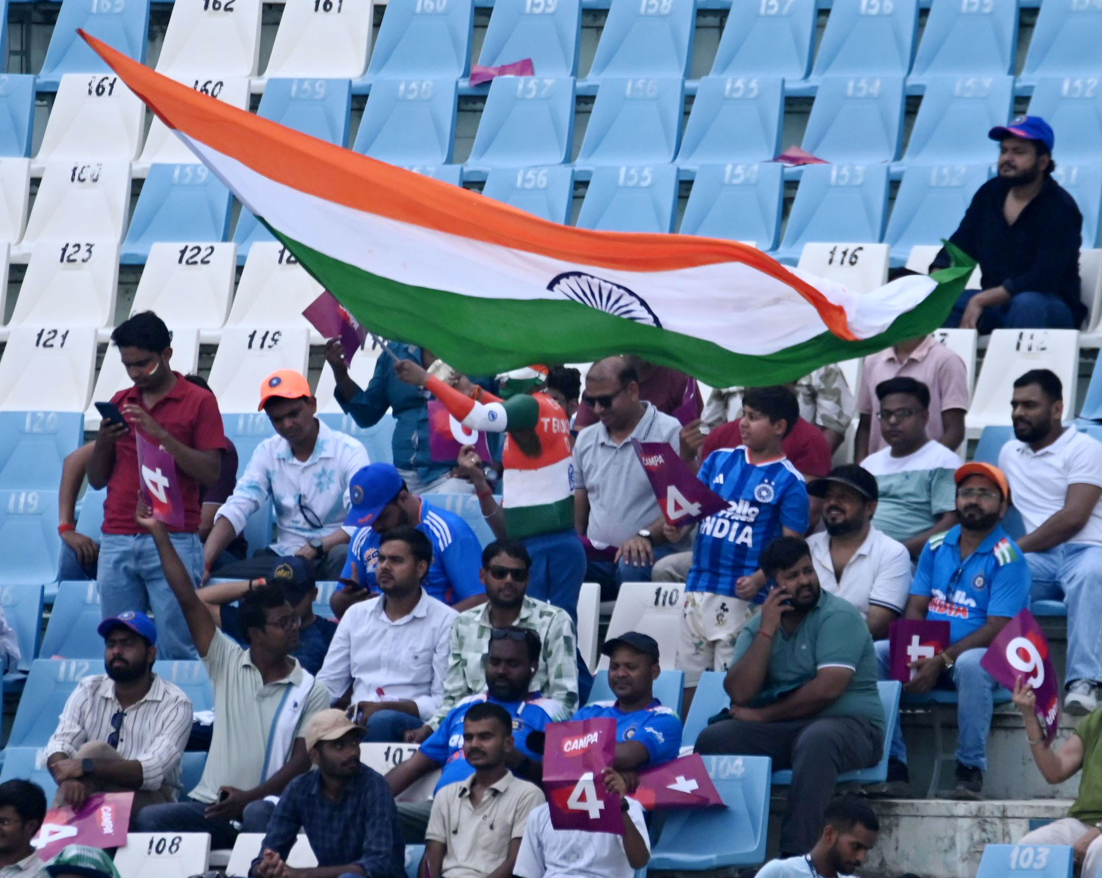 गर्मी के बीच मैच देखने पहुंचे दर्शक और खाली स्टैंड। गर्मी के बीच मैच देखने पहुंचे दर्शक और खाली स्टैंड।