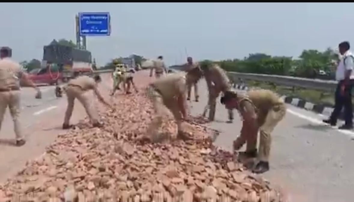 ग्रेटर नोएडा के पेरिफेरल एक्सप्रेसवे पर चक्रसैनपुर गांव के नजदीक एक ओवरलोड ट्रक से गिरी गिट्टी ग्रेटर नोएडा के पेरिफेरल एक्सप्रेसवे पर चक्रसैनपुर गांव के नजदीक एक ओवरलोड ट्रक से गिरी गिट्टी