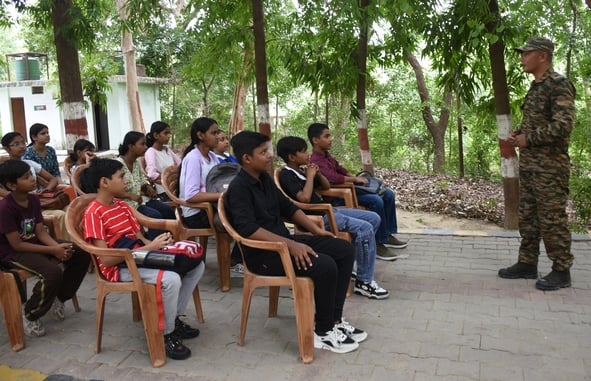 घड़ियाल पुनर्वास केंद्र पर जानकारी लेते बच्चे।