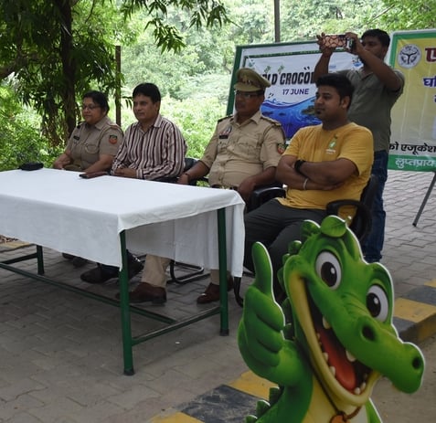 घड़ियाल पुनर्वास केंद्र पर जानकारी लेते बच्चे।