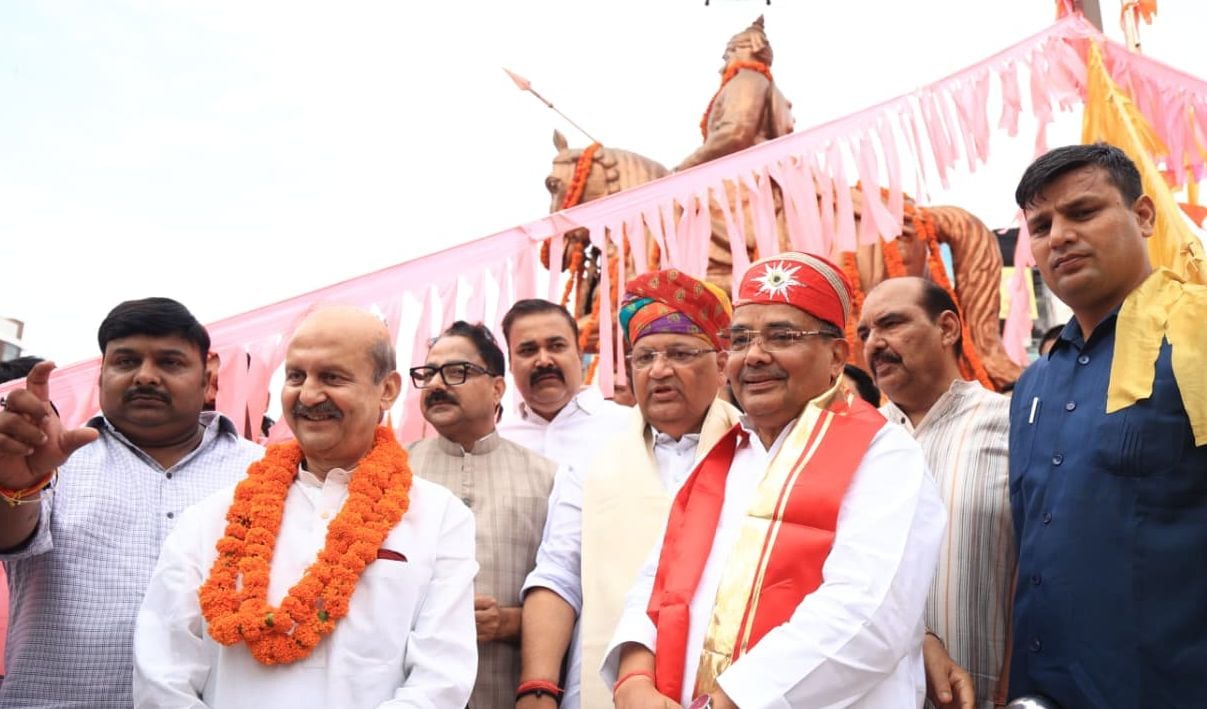 हुसैनगंज चौराहे पर कार्यक्रम में मंत्री जयवीर सिंह। हुसैनगंज चौराहे पर कार्यक्रम में मंत्री जयवीर सिंह।
